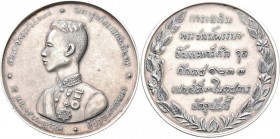 Thailand: Rama V. (Chulalongkorn) 1868-1910: Silbermedaille 1871/1872 (1233 CS) , unsigniert, auf seinen 18. Geburtstag. Uniformiertes Brustbild des j...