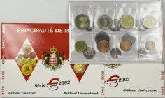 Monaco: Rainier II. 1949-2005: Lot 2 KMS: Lose Münzen 1c - 2 Euro 2001 im Münzstreifen, teils angelaufen, dazu off. KMS 2002 mit 8 Münzen 1 Cent bis 2...