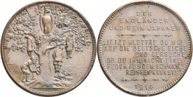 Kiautschou: Satirische Bronzemedaille 1914, unsigniert, auf die Verteidigung Kiautschous gegen die Japaner. Ein Engländer schickt einen Affen in japan...