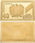 Medaillen Deutschland: BRD: Goldprägung 25 Jahre Bundesrepublik Deutschland. 24,9 Gramm 900/1000 Gold in Form einer Briefmarke zu 40 Pfennig welche ze...