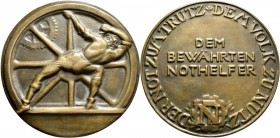 Medaillen Deutschland: Weimarer Republik: Große Bronzegussmedaille o.J. DEM BEWÄHRTEN NOTHELFER, Der Not zum Trutz, dem Volk zu Nutz. Mann vor Zahnrad...