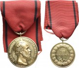 Medaillen Deutschland: Württemberg, Karl 1864-1891: Goldene Zivil Verdienstmedaille o.J. von Chr. Schnitzspahn mit Signatur. Kopf des Königs nach Rech...