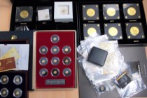 Alle Welt: Die kleinsten Goldmünzen der Welt. Eine sehr umfangreiche Sammlung an ca. 60 Mini-Goldmünzen aus der ganzen Welt, überwiegend aus ABO Ware ...