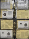 Alle Welt: WWF: 16 Silber Gedenkmünzen zum 25jährigen Bestehen des WWF verteilt auf 2 Alben. Alle Münzen sind in Kapseln und Heften des World Wildlife...