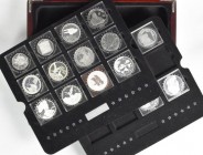 Alle Welt: Silberanleger aufgepasst: 14 diverse Silbermünzen und eine Medaille, überwiegend in der Größe 1 OZ aus der Serie Fabulous 12 Silver Collect...