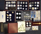 Alle Welt: 4 Münzalben, diverse Holzboxen mit Münzen und Medaillen aus aller Welt. Überwiegend Kleinmünzen, dabei auch Silbermünzen gesichtet. Dabei a...