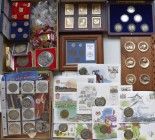 Alle Welt: Ein Karton mit Münzen, Medaillen und PINs aus aller Welt, dabei: einige Silbermünzen aus Mexiko, USA, Norwegen, Gedenkmünzen und Numisbrief...