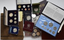 Alle Welt: Kleine Sammlung an Gedenkmünzen und KMS aus aller Welt. Überwiegend Silbermünzen, dabei Olympiade Griechenland in Box, KMS aus Südafrika, G...