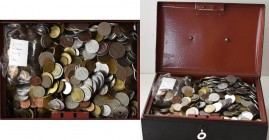 Alle Welt: Eine alte Geldkassette mit über 10kg an Münzen aus aller Welt.
 [differenzbesteuert]