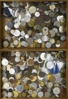 Alle Welt: Hübsche Kiloware. Münzen aus aller Welt, dabei aber auch durchaus ältere Münzen um 1900 sowie Silbermünzen (1 Rubel 1846, 1 Korona 1896 Mil...