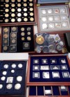 Alle Welt: Umfangreiche Sammlung an Münzen und Medaillen aus aller Welt, oft teurere ABO-Ware in edlen Holzschatullen. Dabei auch Set Teuerste Briefma...