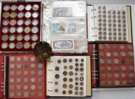 Alle Welt: Ein Karton mit Münzen und Banknoten. Dabei 4 Münzalben, eine Lindnerbox, eine Dose, ein Album mit 24 Banknoten und ein Welt-Münz-Katalog 20...