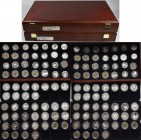 Russland: Über 130 diverse Gedenkmünzen aus Russland 1992-1994 in 2 Holzboxen untergebracht. Dabei auch Münzen aus der Serie Wildlife, welche in gerin...