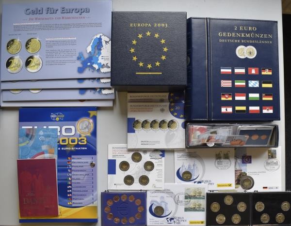 Euromünzen: Nette Sammlung an Euromünzen, überwiegend 2 Euros sowie Sets mit Med...