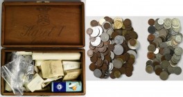 Deutschland 1871 - 1945: Eine alte Holzkiste mit Münzen aus der Kaiserzeit und Weimarer Republik. Teils schon in kleinen Tütchen nach Jaeger sortiert....