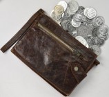 Weimarer Republik: Geschätze 250 - 300 Stück von 3 Mark 1922 G, Jaeger 303 in einer alten Geldbörse/Herrentasche aus Leder. Vermutlich aus Originalrol...