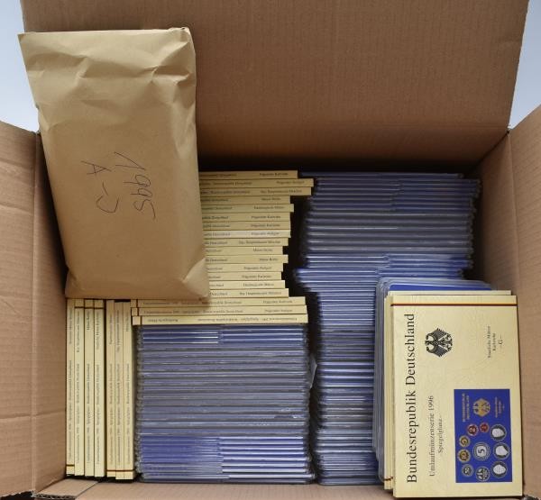 Bundesrepublik Deutschland 1948-2001: Lot fast 120 diverse Kursmünzensätze der B...