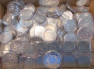 Bundesrepublik Deutschland 1948-2001: Eine Schachtel voll mit 5 DM und 10 DM Münzen, dabei auch ein paar 2er, eine Medaille und 100 ATS. Überwiegend i...