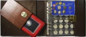 Bundesrepublik Deutschland 1948-2001: Ein Album mit 5 DM und 10 DM Gedenkmünzen ohne die ersten Fünf. Dazu noch ein KMS 1979 und Eisenhoverdollar in P...