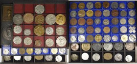 Medaillen alle Welt: Konvolut von insgesamt 130 ausländischen und deutschen Medaillen und Plaketten, meist Bronze, interessantes Lot für den Spezialis...
