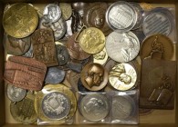 Medaillen alle Welt: Circa 80 Medaillen/Jetons aus aller Welt aus Silber und Bronze. Erhaltungen - von gering erhalten bis vorzüglich.
 [differenzbes...