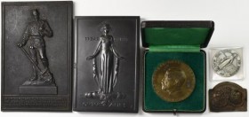 Medaillen Deutschland: Bergbau: Lot 5 Stück, Buderus, Einseitige Eisengußplakette 1933, Neujahrsplakette. Bergmann mit Keilhaue auf einer Erzstufe ste...