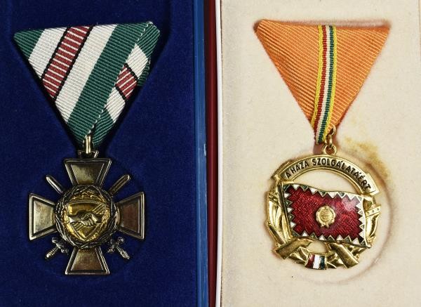 Orden & Ehrenzeichen: Ungarn: 2 Auszeichnungen in Originaletuis, 1x nicht näher ...
