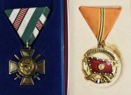 Orden & Ehrenzeichen: Ungarn: 2 Auszeichnungen in Originaletuis, 1x nicht näher bestimmt, 1 x Verdienstorden für das Vaterland (A Haza Szolgálatáért)....