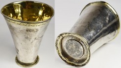 Varia, Sonstiges: Großer Silberbecher / Trinkbecher, Gewicht ca. 270 g. Innen voll-, aussen am Rand vergoldet. Schweden, Stockholm um 1773 (Punze, S, ...