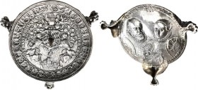 Varia, Sonstiges: Bayern, Albert V., der Großmütige, 1550-1579: Dreifüßiger Kerzenständer, welcher aus einer Silbergußmedaille o. J. (um 1576, vermutl...