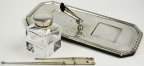 Varia, Sonstiges: Silber Schreibgarnitur. Rechteckig, ca 235mm x 100mm, diverse Stempel an der Seite. Vermutlich 835er Silber aus Österreich um 1920. ...