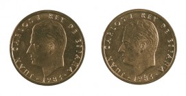 1983. Juan Carlos I. 100 pesetas. (Cal. 41). Lote de 2 monedas con flores de lis hacia arriba y abajo. S/C.