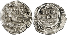 AH 393. Califato. Hixem II. Al Andalus (pero acuñada cerca de Fez). Dirhem. 3,17 g. Vives (nº 446) leyó la fecha como 343 y atribuyó la pieza a una em...
