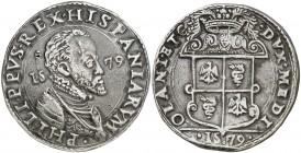 1579. Felipe II. Milán. 1 escudo. (Vti. 48) (MIR. 308/5). 31,25 g. Fecha en anverso y reverso. La segunda P de PHILIPPVS y la de HISPANIARVM rectifica...
