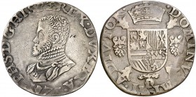 (15)75. Felipe II. Amberes. 1 escudo felipe. (Vti. 1202) (Vanhoudt 298.AN). 28,82 g. Cospel pequeño. Punzonadas en anverso. Ex Colección Rocaberti, Áu...