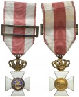 (1951-1975). Real y Militar Orden de San Hermenegildo. Cruz de oro. (Pérez Guerra 57). 9,32 g. 22x40 mm. Con corona, anilla, cinta y pasador (sin aguj...