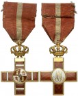 (1889-1931). Orden del mérito militar. Cruz de 1ª clase pensionada. (Pérez Guerra 164). 9,48 g. 62x35 mm. Distintivo rojo. Con corona y cinta. S/C-....
