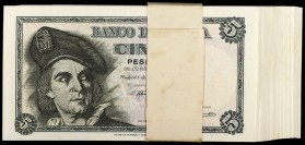 1948. 5 pesetas. (Ed. D56a) (Ed. 455a). 15 de marzo, Elcano. Serie E. 79 billetes correlativos con la faja de la FNMT. S/C-.