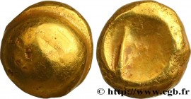 SENONES (Area of Sens)
Type : Quart de statère globulaire au segment 
Date : c. 100-80 AC. 
Metal : gold 
Diameter : 8  mm
Weight : 1,85  g.
Rarity : ...