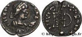 OSTROGOTHIC KINGDOM - THEODORIC
Type : Quart de silique 
Date : c. 493-498 
Mint name / Town : Milan / Ticinum 
Metal : silver 
Diameter : 11,5  mm
Or...