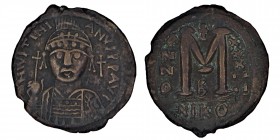 Justinian I. (527-565)
Æ Follis, Nicomedia mint, 2nd officina. Dated RY 15 (541/2). Helmeted and cuirassed bust facing, holding globus cruciger and sh...