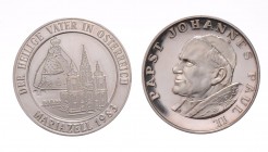 Münzen Geistlichkeit Erzbistum Salzburg
 Lot 2 Stück Ag Medaillen Besuch von Papst Johannes Paul II., Dm 40 mm. 25,47g PP