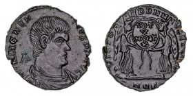 IMPERIO ROMANO
MAGNENCIO
Centenional. AE. (350-353). R/Dos victorias sosteniendo inscripción VOT. V MVLT. X, en exergo AQS (Aquileia). 5,34 g. RIC.1...