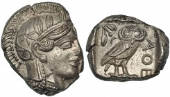 ÁTICA. Atenas. Tetradracma (Post. 449 a.C.). A/ Cabeza de Atenea con casco con cimera. R/ Lechuza en cuadrado incuso; detrás hojasde olivo y creciente...