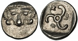 LICIA. Mithrapata. Dióbolo (460-360 a.C.). A/ Cabeza de león de frente. R/ Trisquel dentro de cuadrado incuso. AR 1,31 g. COP-476 (var.). MBC+.