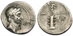 AUGUSTO. Denario. Ceca incierta italiana (29-27 a.C.). A/ Cabeza laureada a der. R/ Estatua de Augusto sobre columna rostral; IMP CAESAR. RIC-271. FFC...