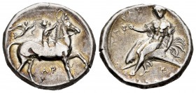 Calabria. Tarentum. Didracma o Nomos. 330-325 a.C. (Fischer-Bossert-718). (Vlasto-502). Anv.: Jinete a derecha con corona, encima Victoria colando a d...