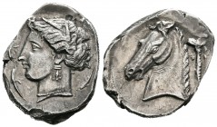 Carthaginian coinage in Sicily. Tetradracma. 400-360 a.C. (Cy-1067). (S-6435 viariante). Anv.: Cabeza de Aretusa a izquierda peinada con espigas y rod...