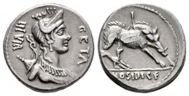 Hosidius. Denario. 68 a.C. Uncertain mint. (Ffc-748). (Craw-407/2). (Cal-618). Anv.: Busto diademado de Diana a derecha con arco y carcaj sobre las es...