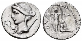 Julius Caesar. Denario. 44 a.C. Galia. (Ffc-12). (Craw-468/2). (Cal-646). Anv.: Cabeza diademada de Venus a izquierda, delante cupido y lituo, detrás ...